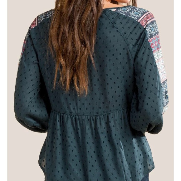 Francesca’s ivory green blouse - Picture 2 of 4